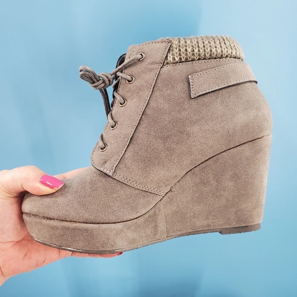 NEW! Shoe Dazzle grey wedge booties 9